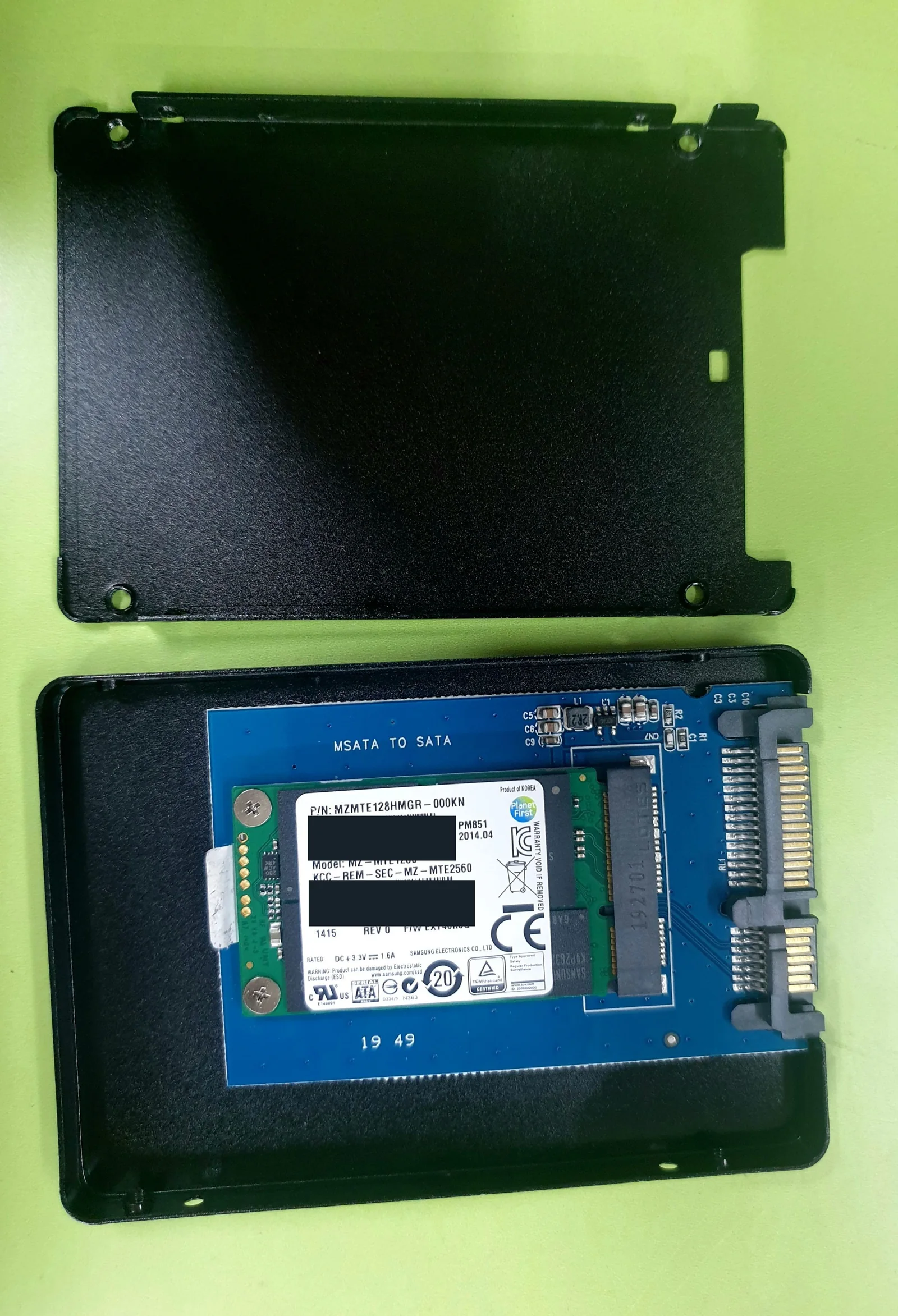 Samsung PM851 mSATA SSD와 SATA 변환보드가 장착된 외장 케이스, 고유 식별정보 가림