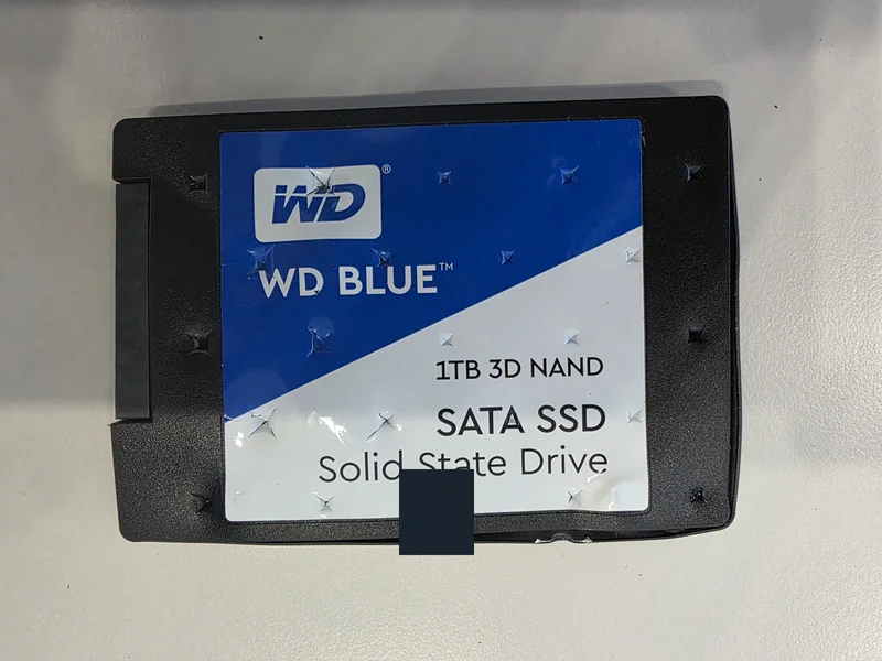 천공 파쇄 작업 후 WD Blue 1TB SATA SSD 앞면, 관리 표식 가림